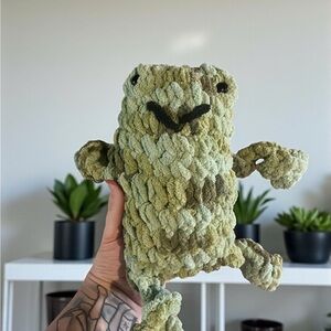 Crochet Grassy Leggy Frog